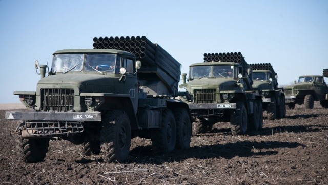 Отвод тяжелого вооружения в Донбассе начался в воскресенье  - ảnh 1